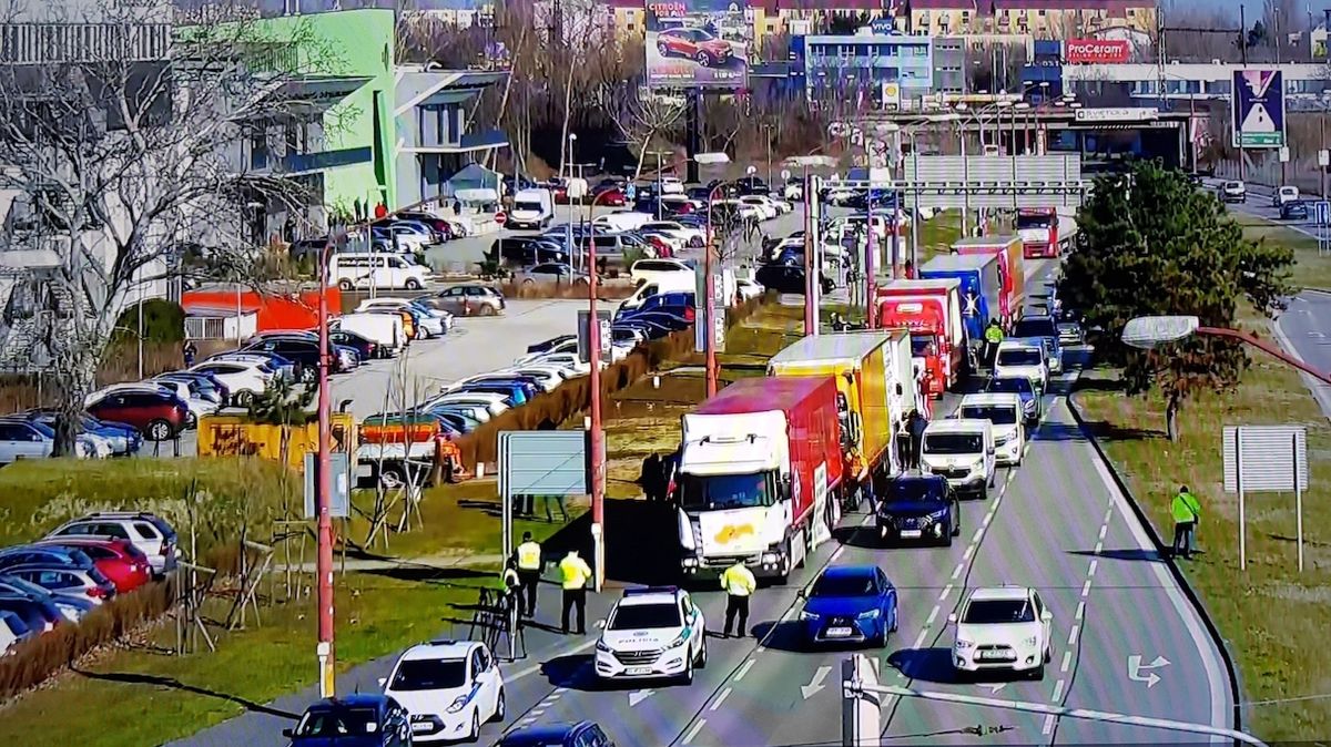 Slovenští autodopravci protestují proti vysokým cenám pohonných hmot